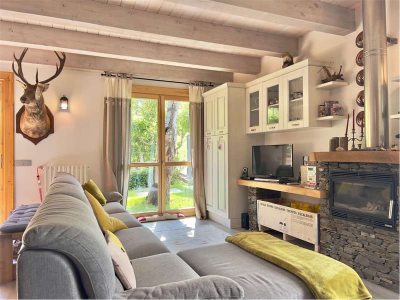 Modern semi-detached chalet of high quality in a quiet and sunny location (3)
