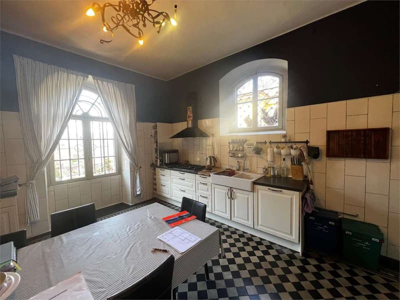 Grande e ben mantenuta villa in stile Liberty in posizione tranquilla (5)