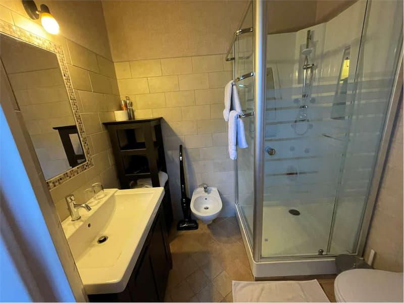 Grande e ben mantenuta villa in stile Liberty in posizione tranquilla (10)