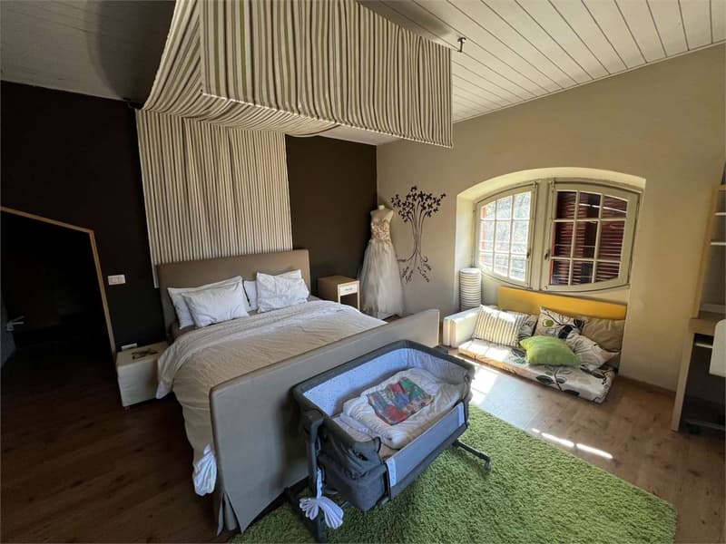 Grande e ben mantenuta villa in stile Liberty in posizione tranquilla (8)