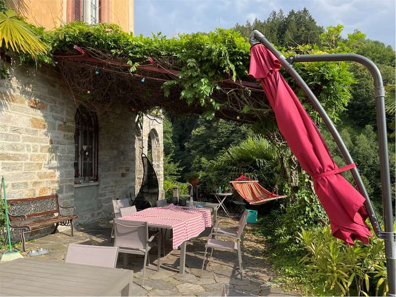 Grande e ben mantenuta villa in stile Liberty in posizione tranquilla (13)