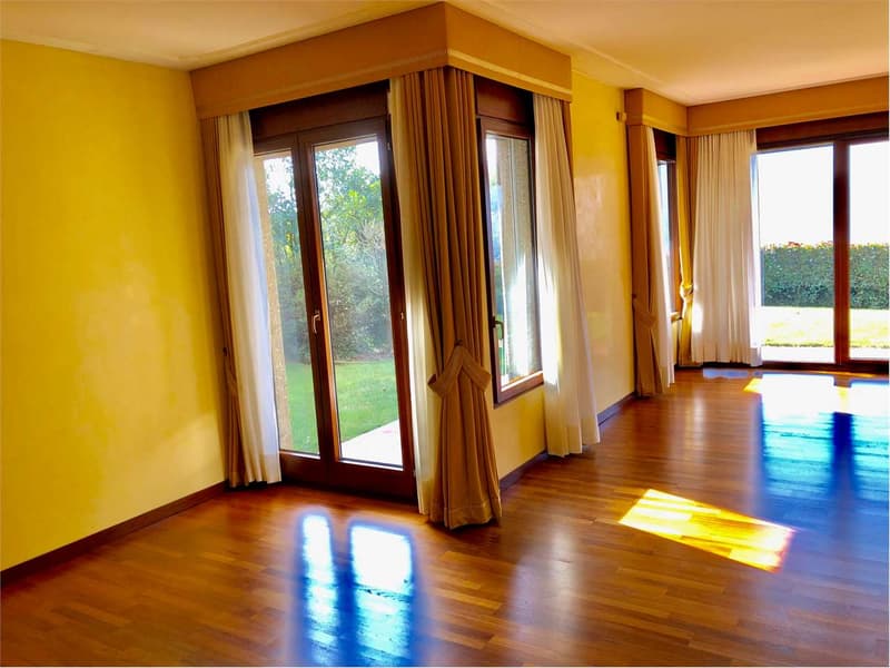 Große und gepflegte Villa in sonniger und ruhiger Lage mit herrlichem (7)