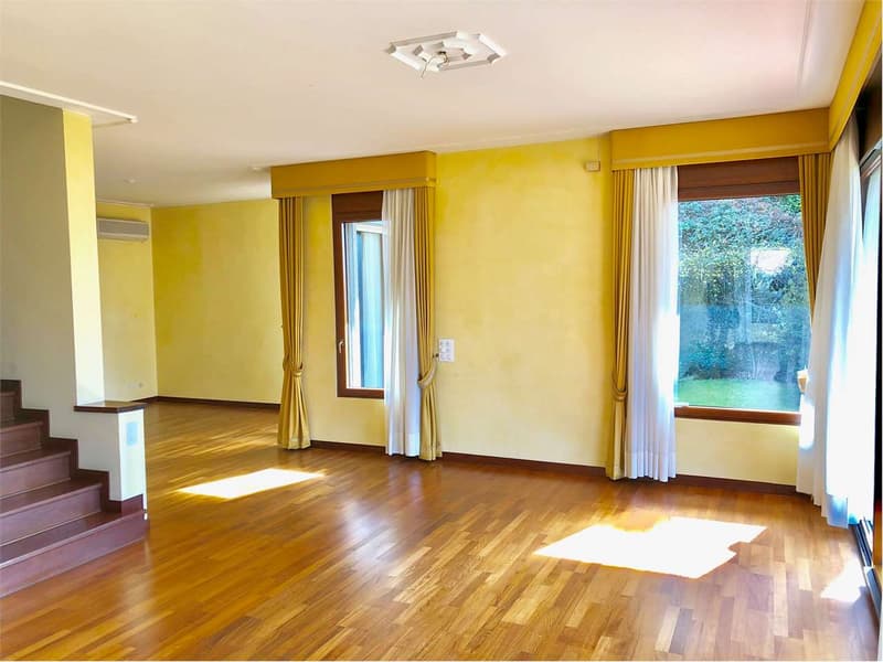 Große und gepflegte Villa in sonniger und ruhiger Lage mit herrlichem (6)
