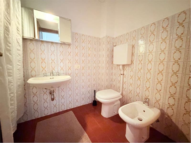 Charming three-room apartment in a quiet and sunny location with pool (12)