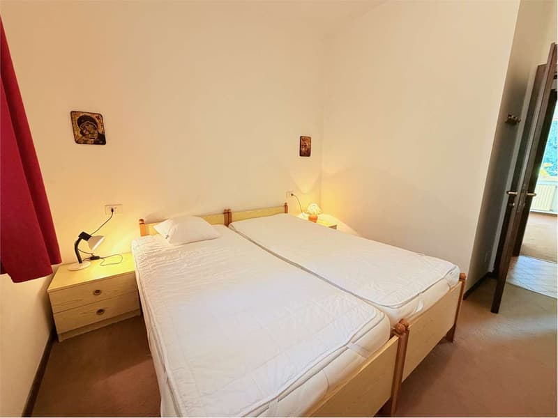 Charming three-room apartment in a quiet and sunny location with pool (9)