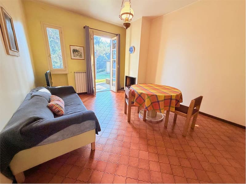 Charming three-room apartment in a quiet and sunny location with pool (2)