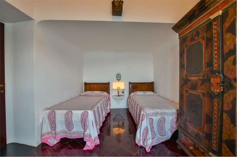 DIRETTAMENTE SUL LAGO! Villa esclusiva in posizione tranquilla e soleg (10)