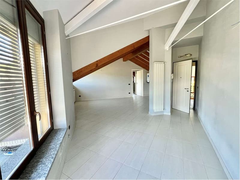 Mansard apartment completely renovated with large terrace (7)