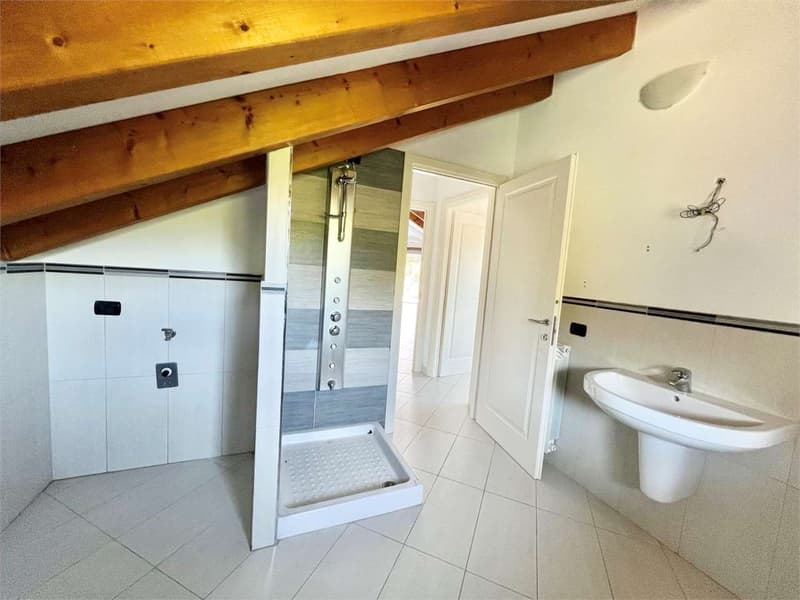 Mansard apartment completely renovated with large terrace (11)