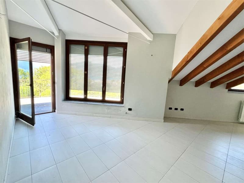 Mansard apartment completely renovated with large terrace (9)