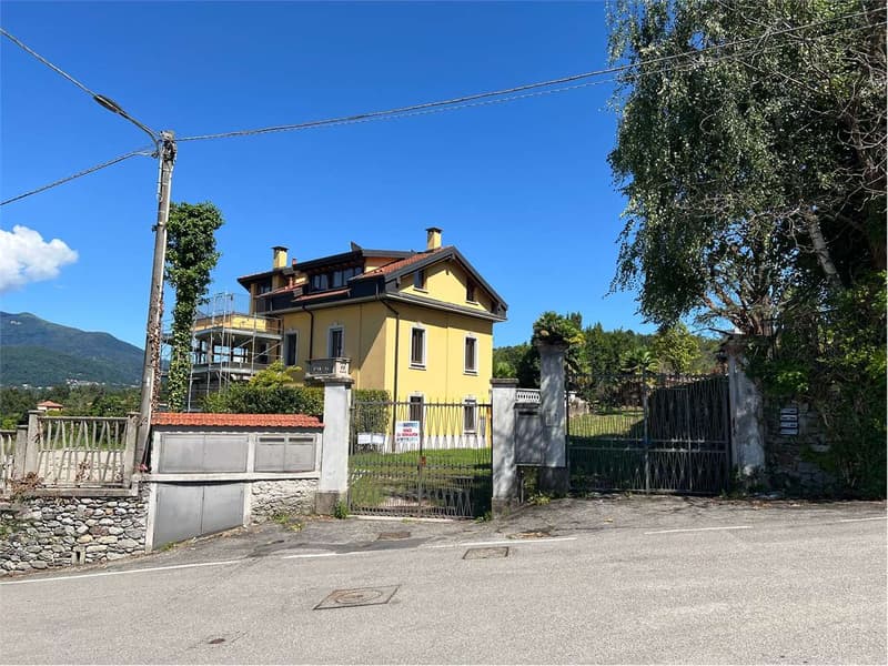 Mansard apartment completely renovated with large terrace (4)