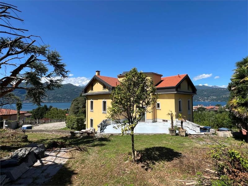 Mansard apartment completely renovated with large terrace (3)
