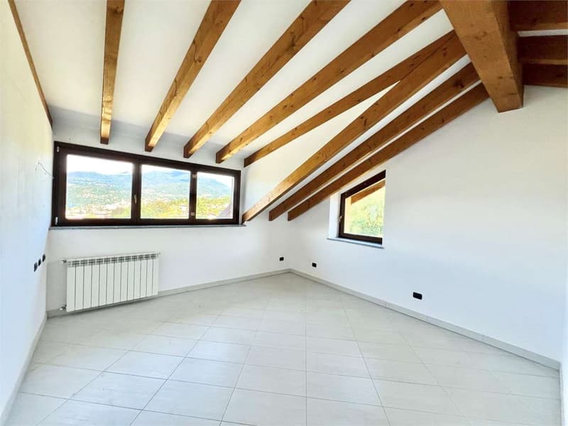 Mansard apartment completely renovated with large terrace (10)