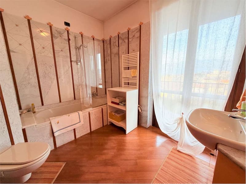 Villa d'angle très soignée en position centrale avec jardin et vue (7)