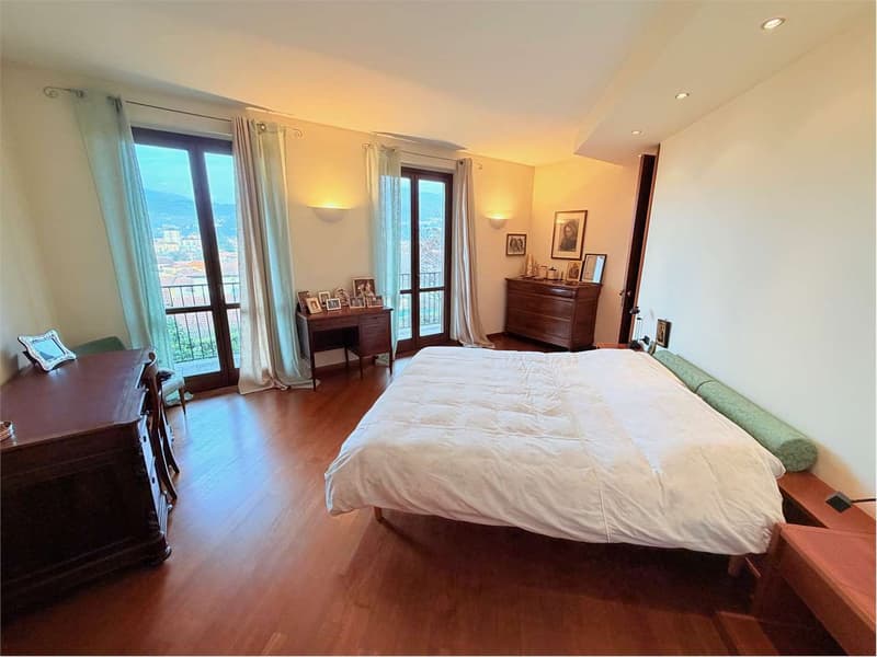 Villa d'angle très soignée en position centrale avec jardin et vue (12)