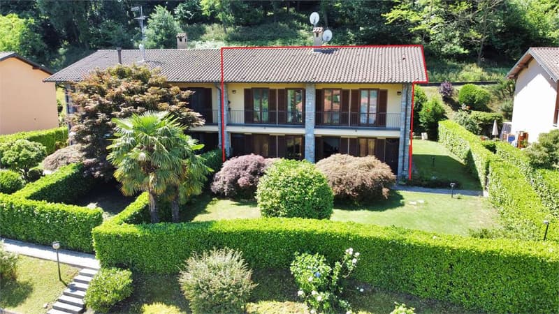 Villa d'angolo molto curata in posizione centrale con giardino e vista (1)