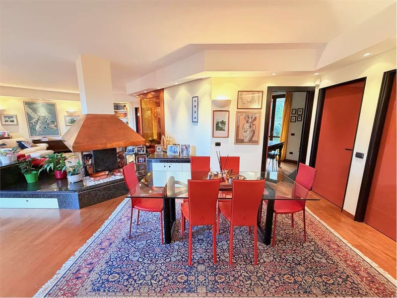 Villa d'angle très soignée en position centrale avec jardin et vue (5)