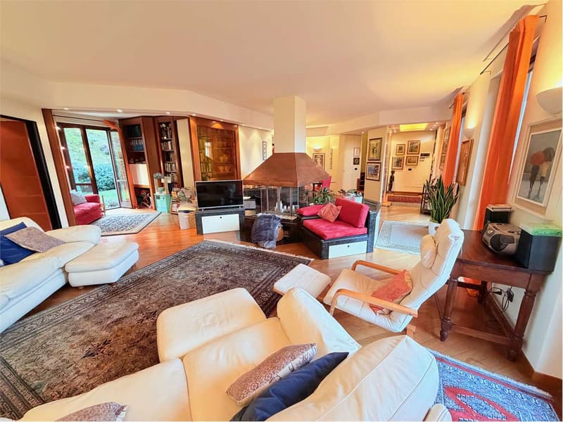 Villa d'angle très soignée en position centrale avec jardin et vue (9)