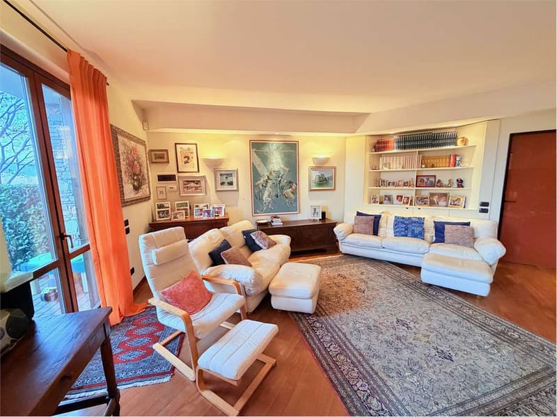Villa d'angle très soignée en position centrale avec jardin et vue (6)
