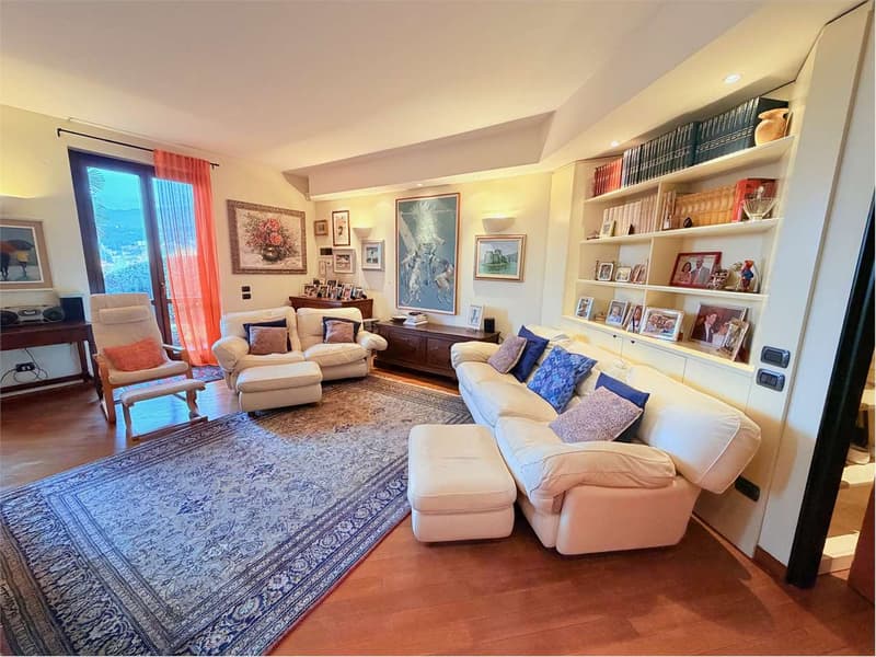 Villa d'angle très soignée en position centrale avec jardin et vue (8)