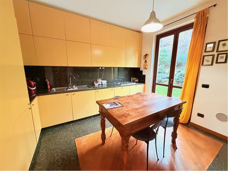 Villa d'angle très soignée en position centrale avec jardin et vue (11)