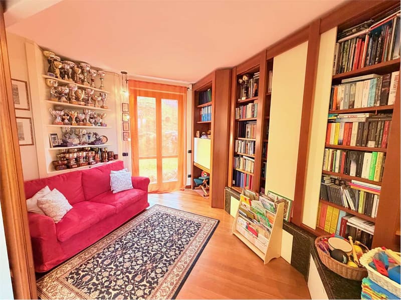 Villa d'angle très soignée en position centrale avec jardin et vue (10)