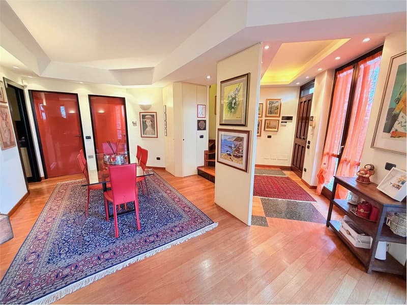 Villa d'angle très soignée en position centrale avec jardin et vue (2)