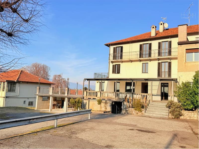 Fascinating former restaurant with rooms and splendid lake view (2)