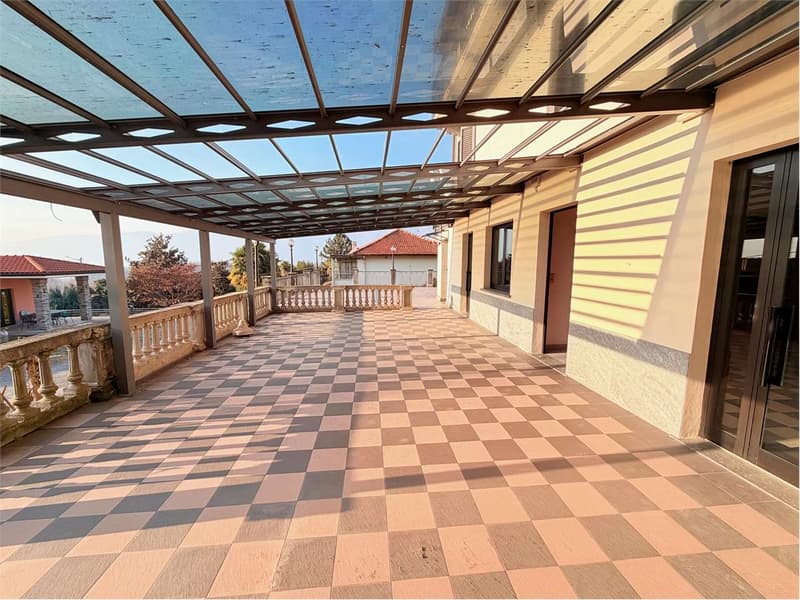 Fascinating former restaurant with rooms and splendid lake view (3)