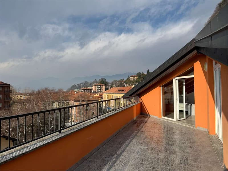 Long-term rental! Completely renovated four-room apartment in (2)