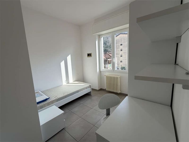 Long-term rental! Completely renovated four-room apartment in (7)