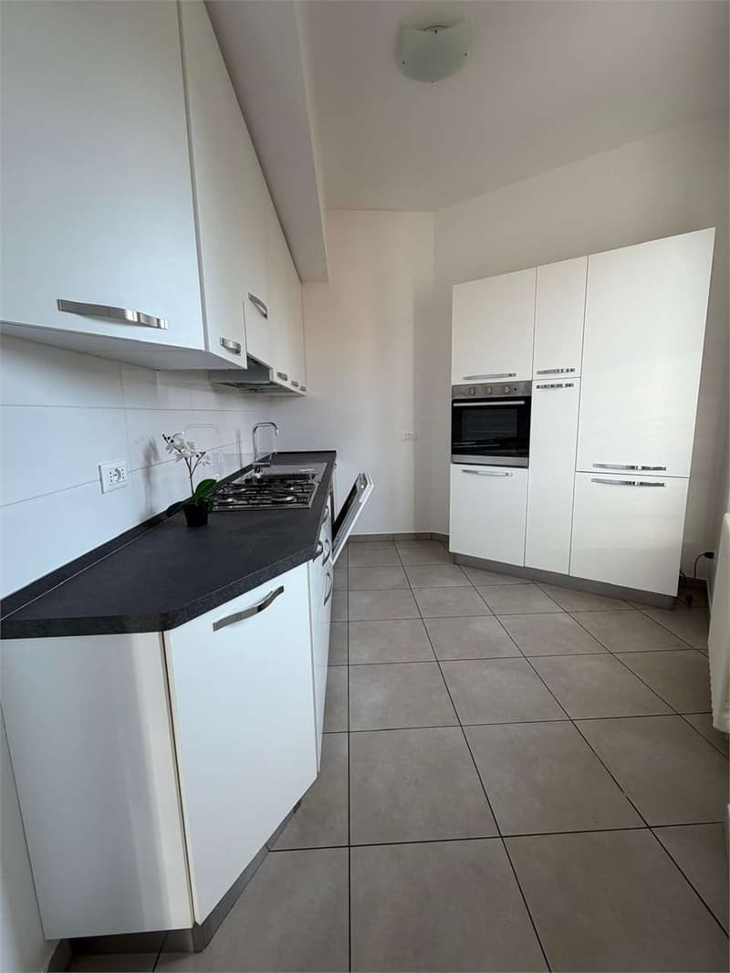 Long-term rental! Completely renovated four-room apartment in (5)
