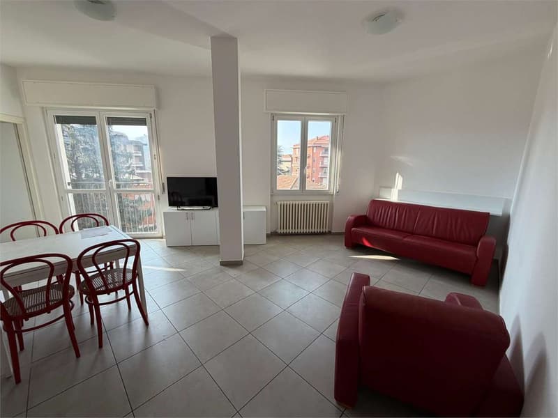 Long-term rental! Completely renovated four-room apartment in (3)