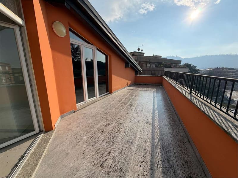 Long-term rental! Completely renovated four-room apartment in (1)