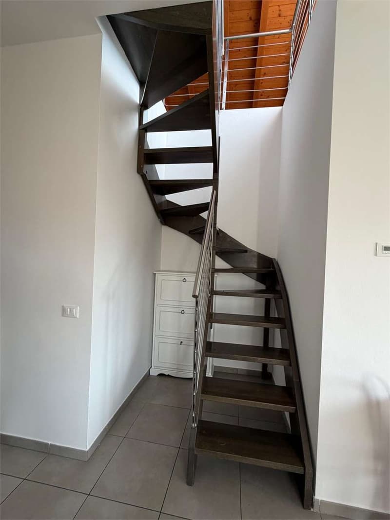 Long-term rental! Completely renovated four-room apartment in (9)