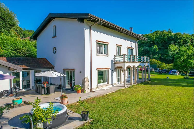 Curata villa con dependance, a pochi passi dal lago con splendida vist (11)