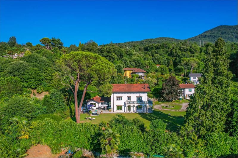 Curata villa con dependance, a pochi passi dal lago con splendida vist (8)