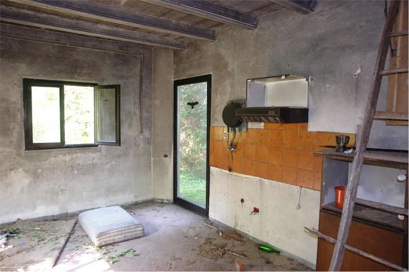 Country house to rebuild in isolated location with large land (8)