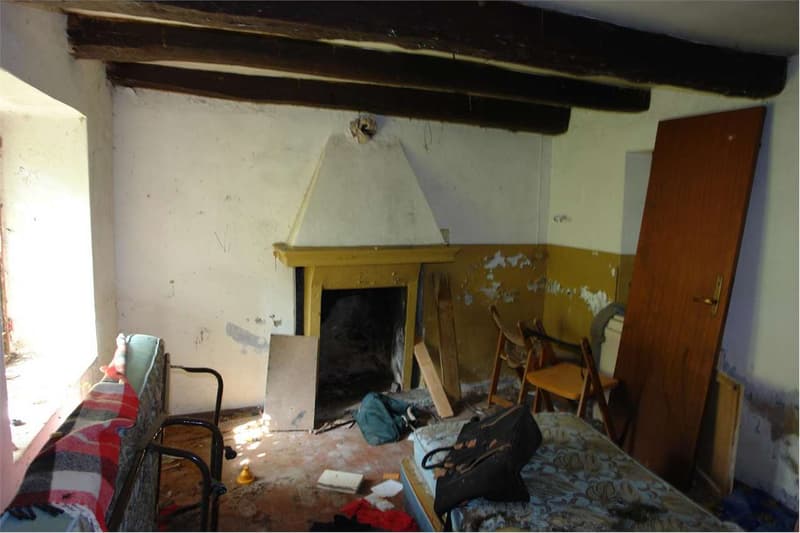 Country house to rebuild in isolated location with large land (10)