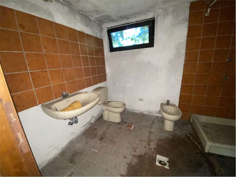 Country house to rebuild in isolated location with large land (11)