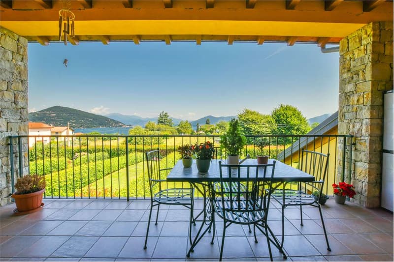 Apartment on two floors in modern residence, with a view of Lake Maggiore (4)