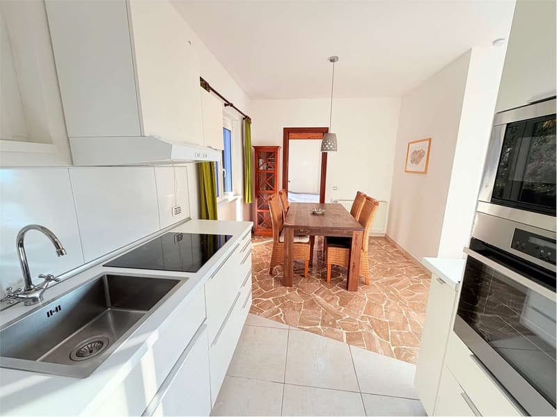 Bellissima casa bifamiliare in una posizione tranquilla e soleggiata c (7)
