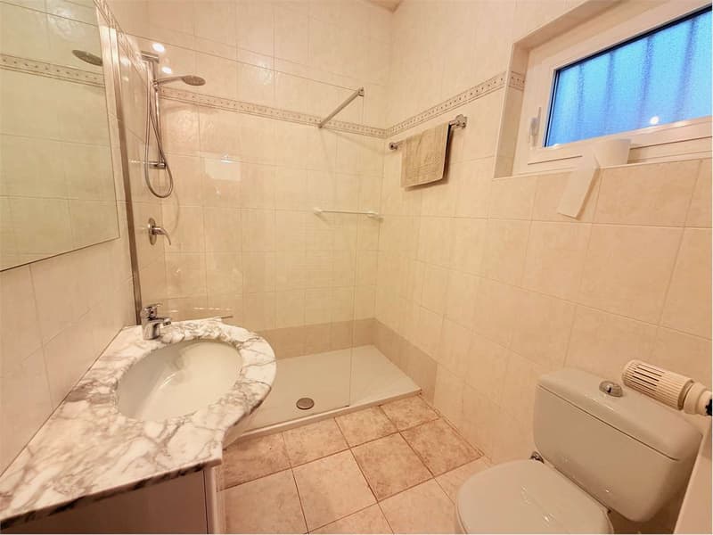 Bellissima casa bifamiliare in una posizione tranquilla e soleggiata c (11)