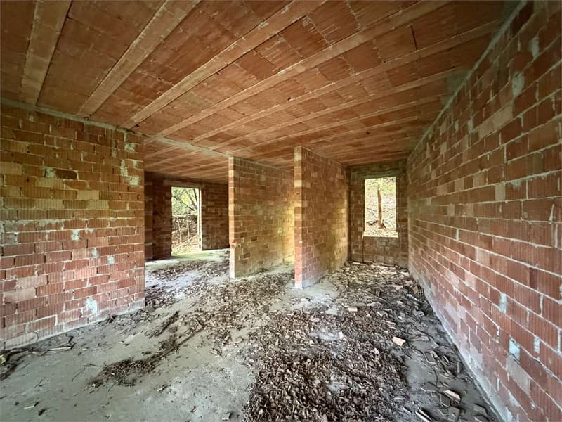 Rustico da ultimare, con ampio terreno, in posizione privata con vista (12)