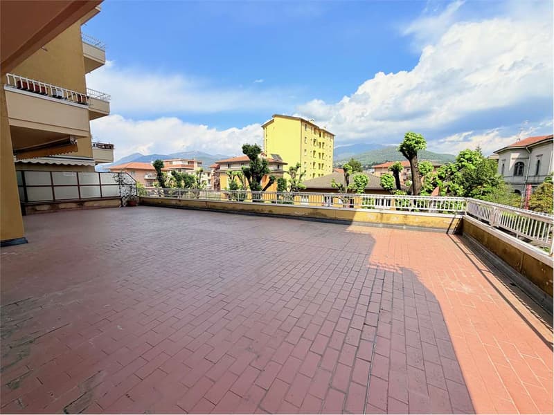 Beautiful apartment with large terrace in the center of Luino (12)