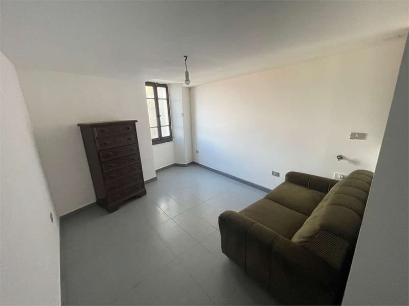 Country house to be renovated in a quiet and sunny location (4)