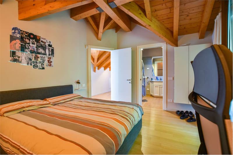 Curata villa con ampio parco e piscina riscaldata, in posizione privil (13)