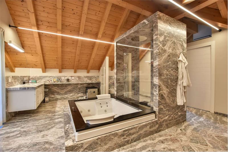Curata villa con ampio parco e piscina riscaldata, in posizione privil (10)