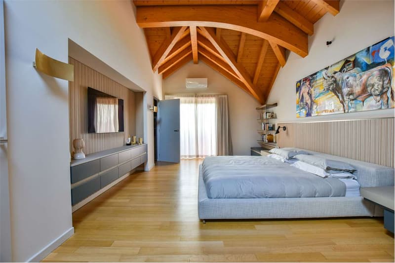 Curata villa con ampio parco e piscina riscaldata, in posizione privil (8)