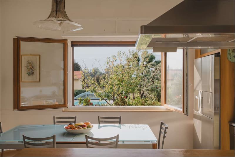 Belle villa divisée en trois unités, avec grand jardin et piscine, dans (10)